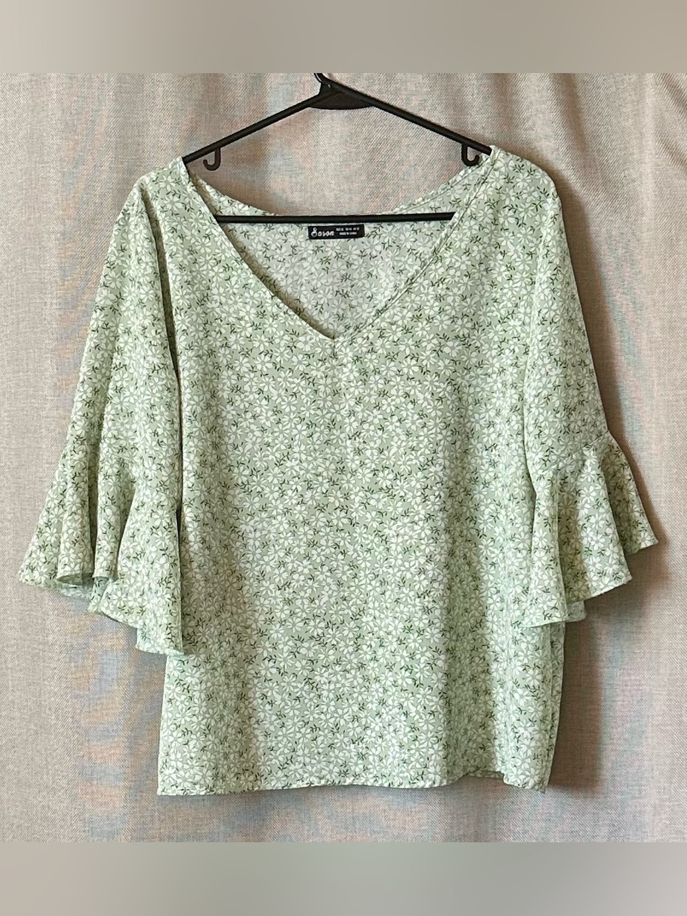 Sason•floral v-neck blouse•XL•polyester•ruffle/bell sleeve•pistachio/sage green